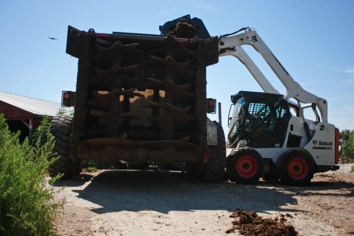 SSL_S590_Root-Grapple_Loading Truck_185408-113735_120807.jpg