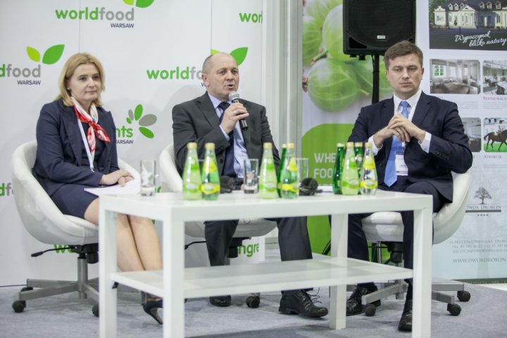 od lewej dyr. departamentu Współpracy Ekonomicznej MSZ Anna Barbarzak, minister rolnictwa Marek Sawicki, podsekretarz stanu MG Arkadiusz Bąk.jpg