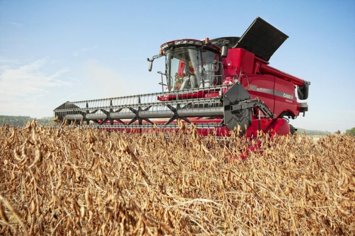 Kombajn zbożowy Axial-Flow marki Case IH zapewnia solidną wydajność przy młóceniu soi (3).jpg