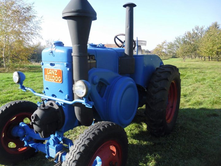 Lanz Bulldog HR8 - widok lewej stronyodprzodu.JPG