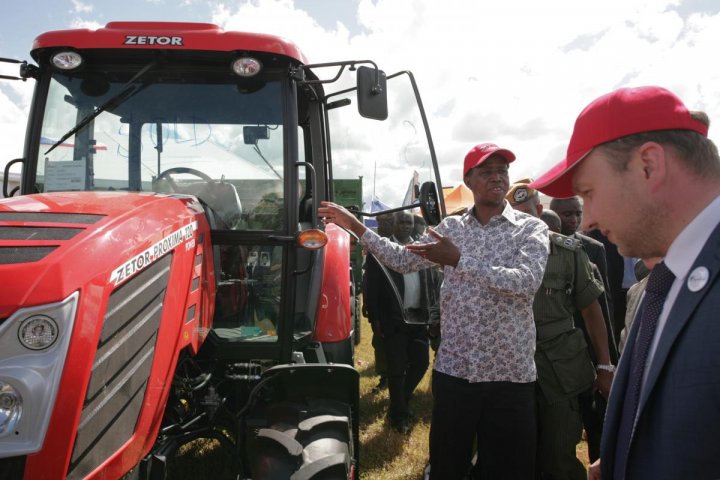 The president of Zambie EdgarLungu with Czech Minister of Agriculture M....jpg
