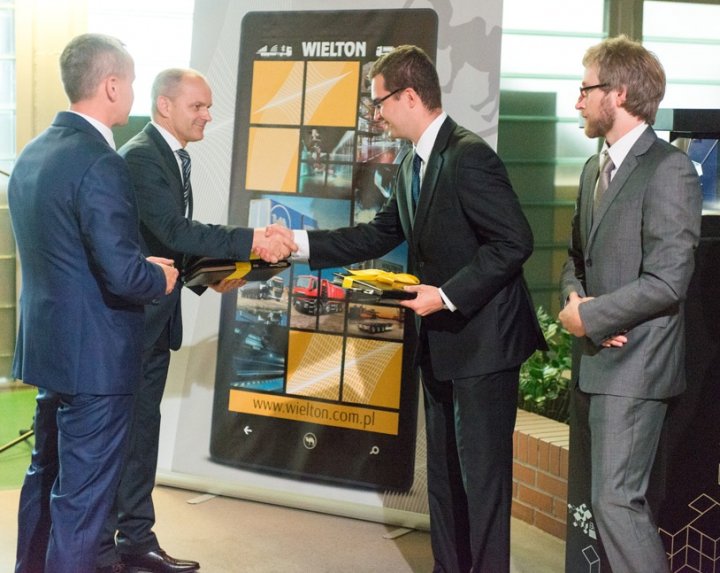 Wiceprezes_zarzadu_Wielton_SA_Mariusz_Golec_z_pracownikami_biura_projektowego.jpg