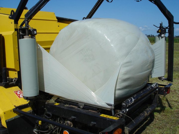 new holland aan het wikklelen II.jpg