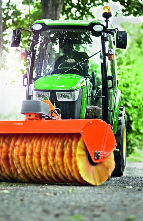 JD 3045R podczas zamiatania.jpg