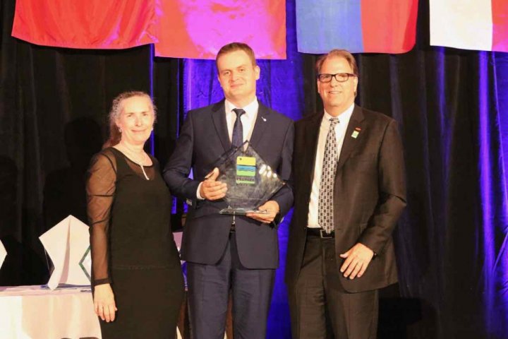 Jacek Dera z Procam Polska odbiera nagrode.jpg