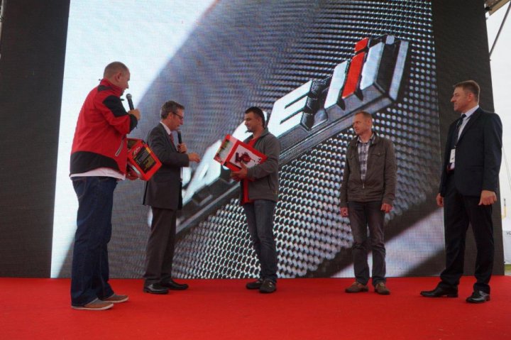 The_Medal_worthy_Mechanic_2014_winners_with_ M_Foster.jpg