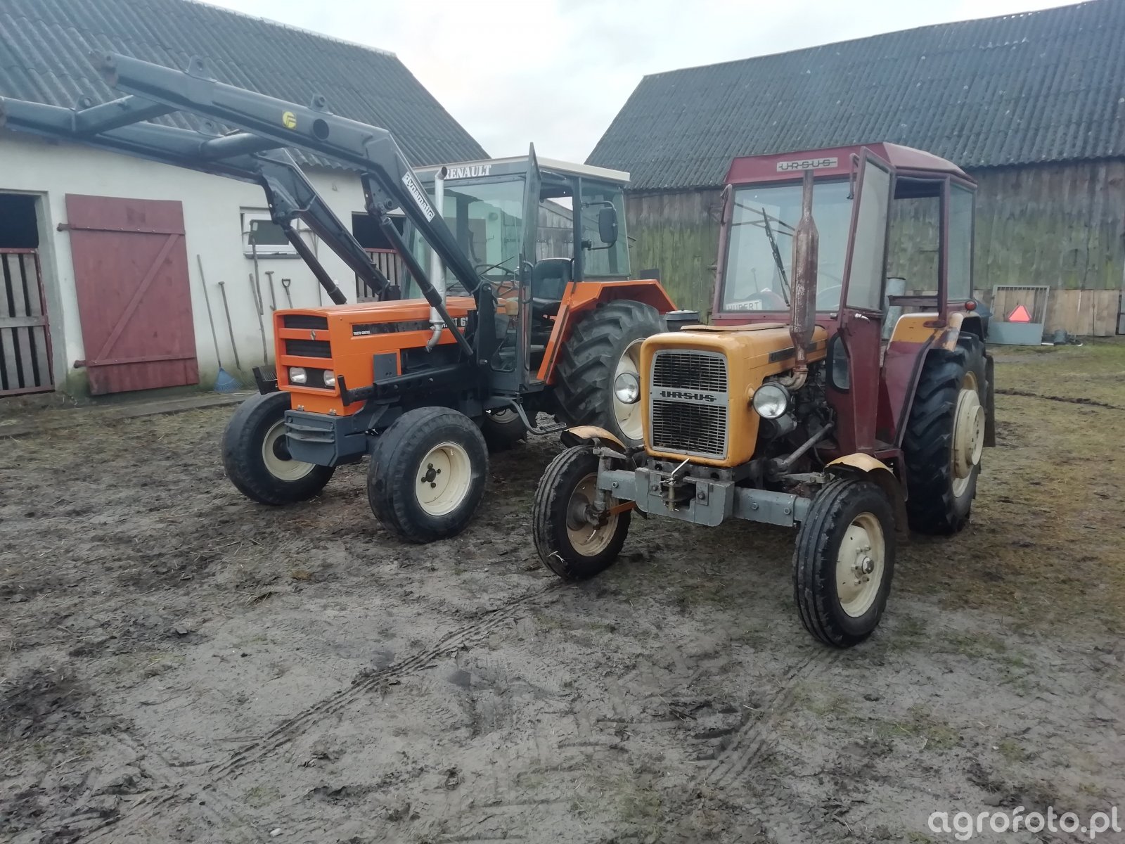 Zdjęcie traktor Renault 651s #745902 - Galeria rolnicza agrofoto