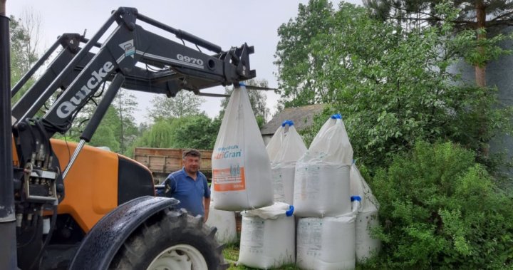 zdj 2_Leszek Borys odbiera nagrodę zdobytą w kwietniowym losowaniu.jpg