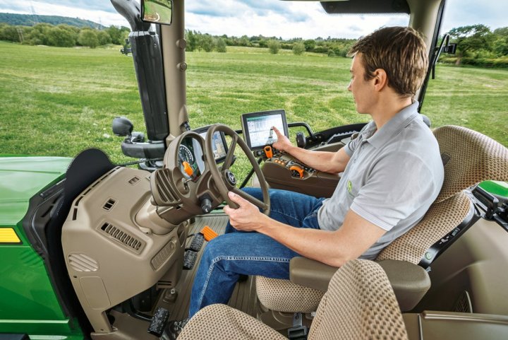 fot2_ciagnik_JohnDeere_kabina.jpg