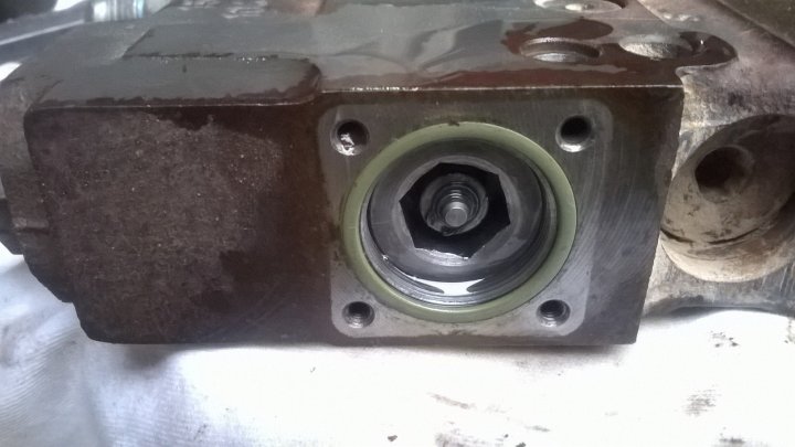 rozdzielacz renault ares.jpg