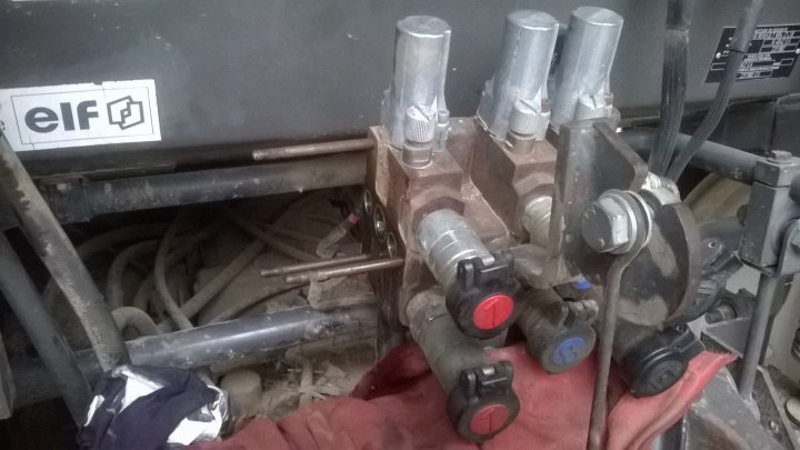 rozdzielacz renault ares8.jpg