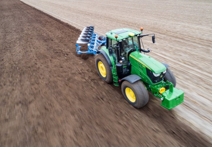 fot3_Nowe_ciagniki_JohnDeere_serii_6M-af.jpg