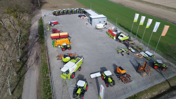 flota_ciagnikow_claas_w_punkcie_przedazy_firmy_agro_land_w_jastrowiu.jpg