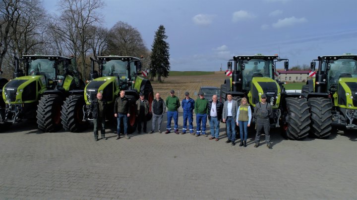 przedstawiciele_firmy_goodvalley_oraz_agro_land_podczas_przekazania_floty_ciagnikow_claas.jpg