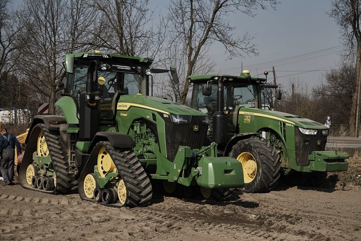 fot8_JohnDeere_podsumowuje_pokazy_demo_nowego_ciagnika_8RX.jpg
