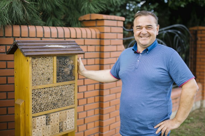 Krzysztof Nykiel i hotel dla zapylaczy_fot.jpg