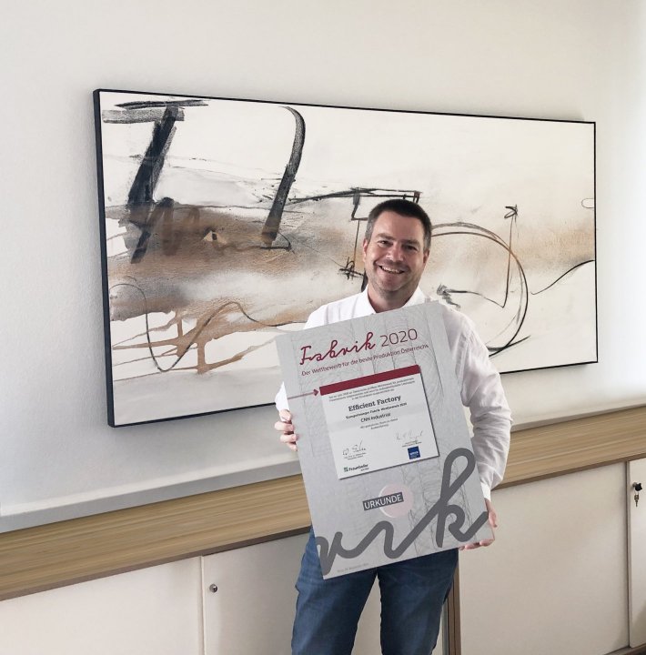 Plant Manager Hannes Wögerbauer presents Efficient Factory award for St. Valentin.jpg