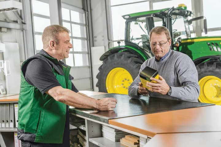 fot2_JohnDeere_i_Kramp_oglaszaja_partnerstwo.jpg