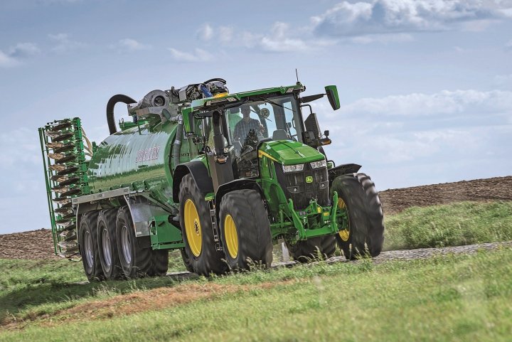 fot2_JohnDeere_wyznacza_nowe_standardy_wydajnosci_na_drodze.jpg