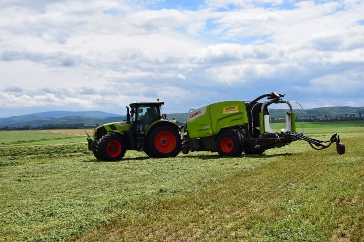 Zbiór lucerny zestawem CLAAS ARION + ROLLANT 455. Fot. M. Kulawik.jpg