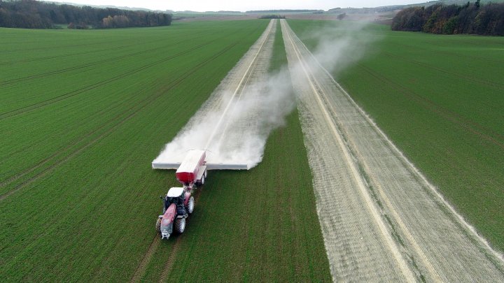 wysiew wapna pylistego Gruntcal.jpg