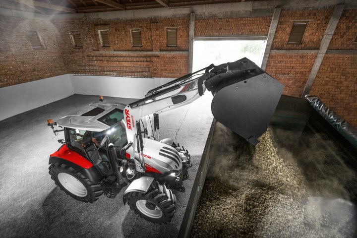 STEYR_New Front Loader_S4020T_and_4120_Expert_CVT_Woodchips.jpg