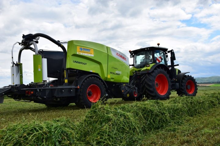 Idealna Bela - prasa CLAAS.JPG