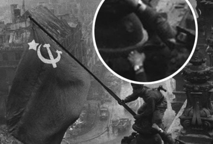 Red-army-soldiers-raising-the-soviet-flag-on-the-roof-of-the-reichstag-with-two-Watchs_1589015530.jpg