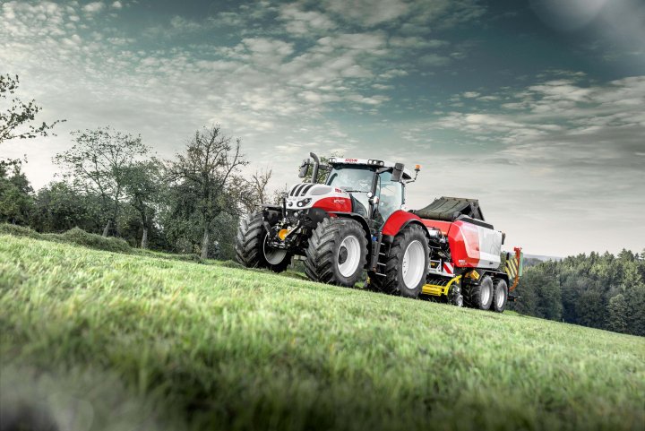 STEYR_New Impuls CVT_grass land.jpg