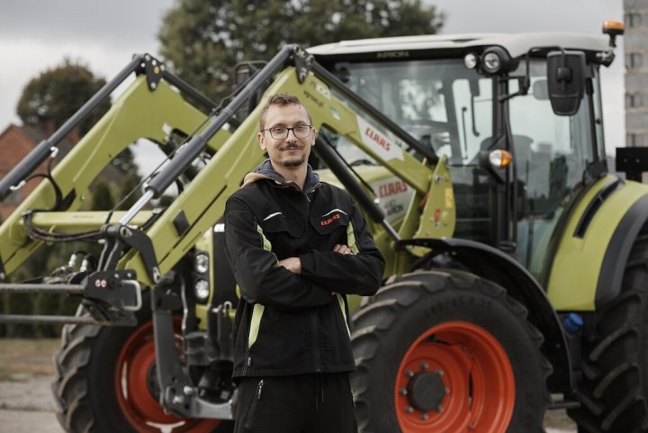 Dawid Wojtów z nowym CLAAS ARION 440.jpg