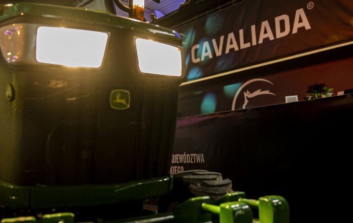 fot2_Maszyny_Johna_Deere_waznym_wsparciem_CAVALIADA_Tour_2021.jpg