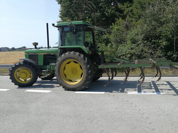 JD 3040 + agregat ścierniskowy.jpg