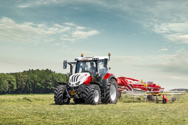 STEYR_EXPERT CVT_GRASSLAND.jpg