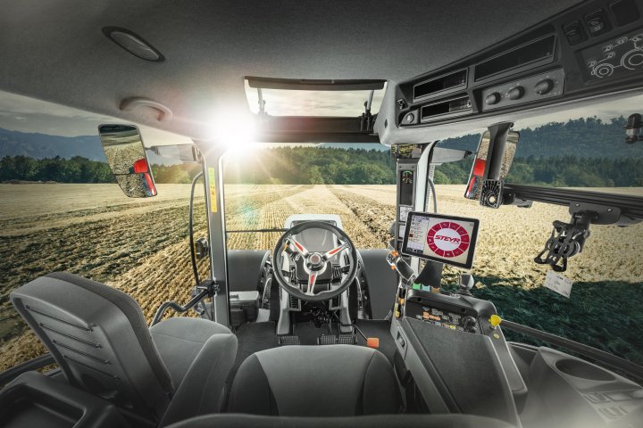 STEYR_IMPULS CVT_INSIDE THE CAB.jpg