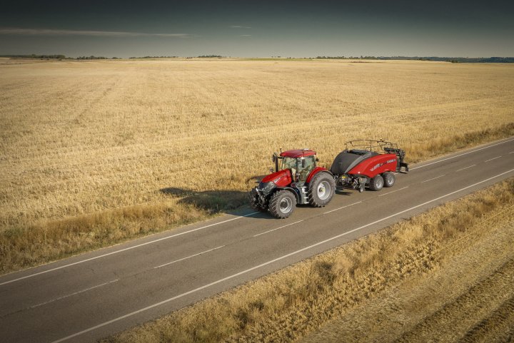 CASE IH_LB_424XLD_ON THE ROAD.jpg