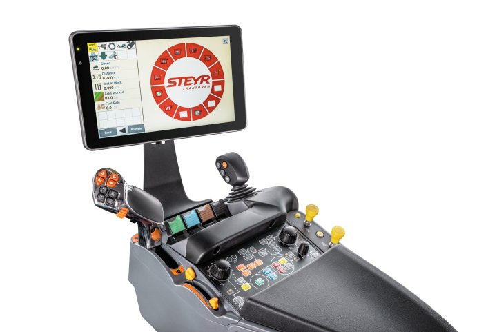 STEYR_EXPERT CVT_TOUCHSCREEN AND ARMREST.jpg