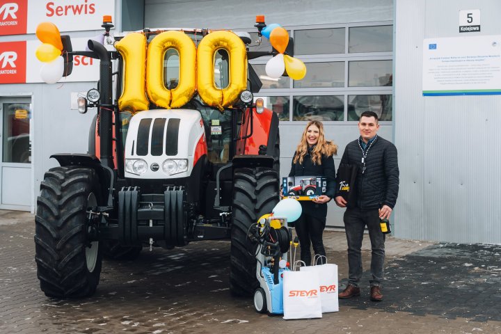 STEYR_Customers of 100th tractor delivered by Polish dealer Agroperfekt.jpg