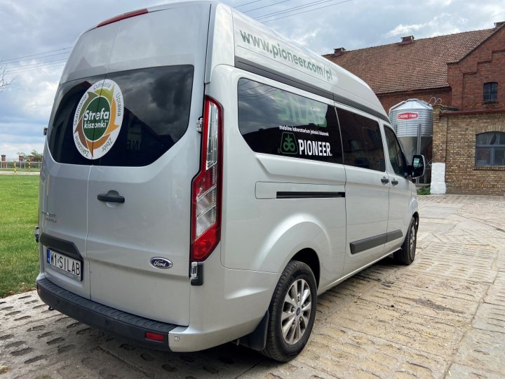 Mobilne laboratorium SILAB marki Pioneer® podczas dokonywania analiz w gospodarstwie Klienta. Fot. Maciej Stranz.jpg