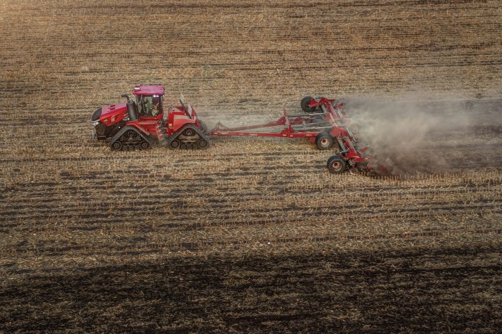 CASE IH_QUADTRAC 715_ON THE FIELD.jpg