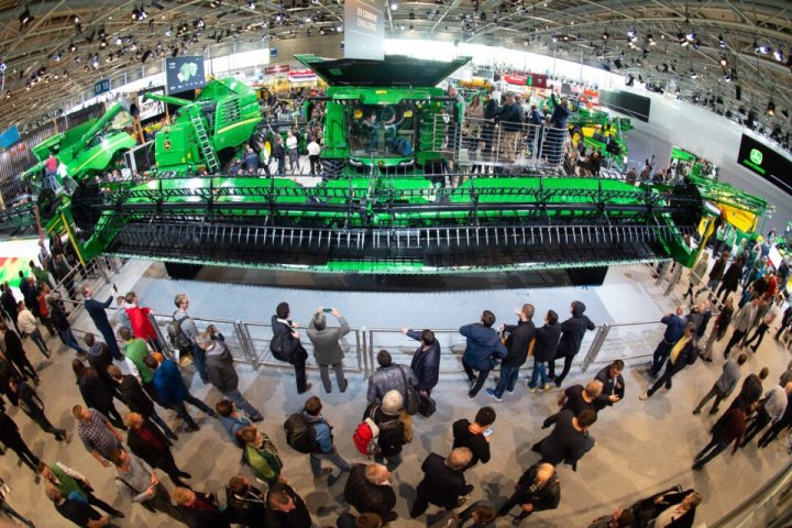 Fot_1_John_Deere_z_szeregiem_innowacji_na_targach_AGRITECHNICA-960x640.jpg
