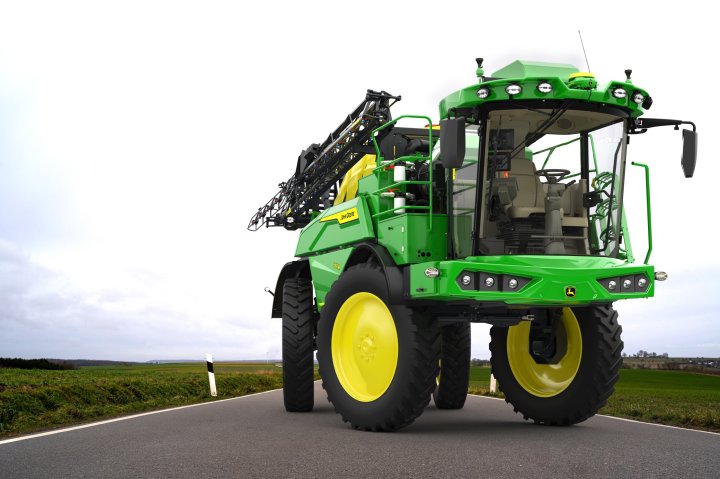 Fot_1_John_Deere_prezentuje_nowy_opryskiwacz_samojezdny_serii_300M.jpg