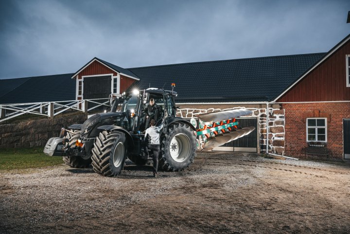 valtra-n-175-black-siuntio-img-nov-2020-1474-hires.jpg