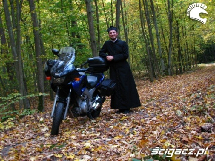 ksiadz_na_motocyklu_motostyl.jpg