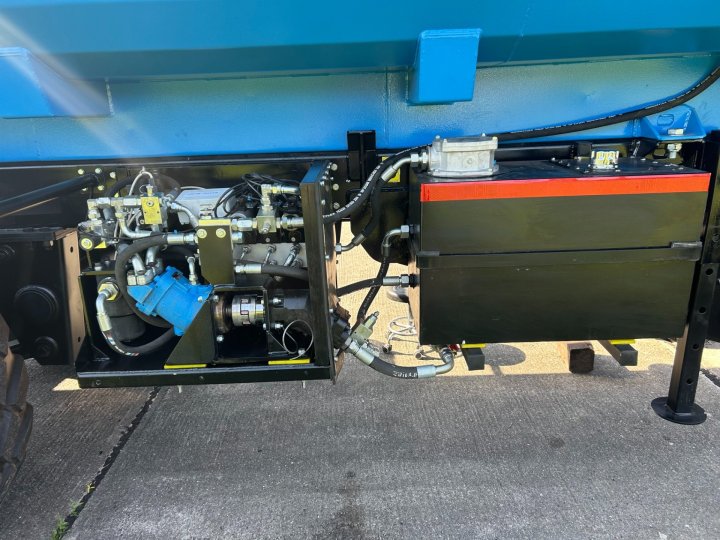 Przyczepa ze ścianą przesuwną push off trailer, Agrotechnology, Wieczorek, Kobzarenko, FLiegl, Metalfach, USA , adapter (3).JPEG