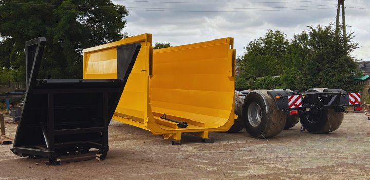 Przyczepa ze ścianą przesuwną push off trailer, Agrotechnology, Wieczorek, Kobzarenko, FLiegl, Metalfach, USA , adapter (9).jpg